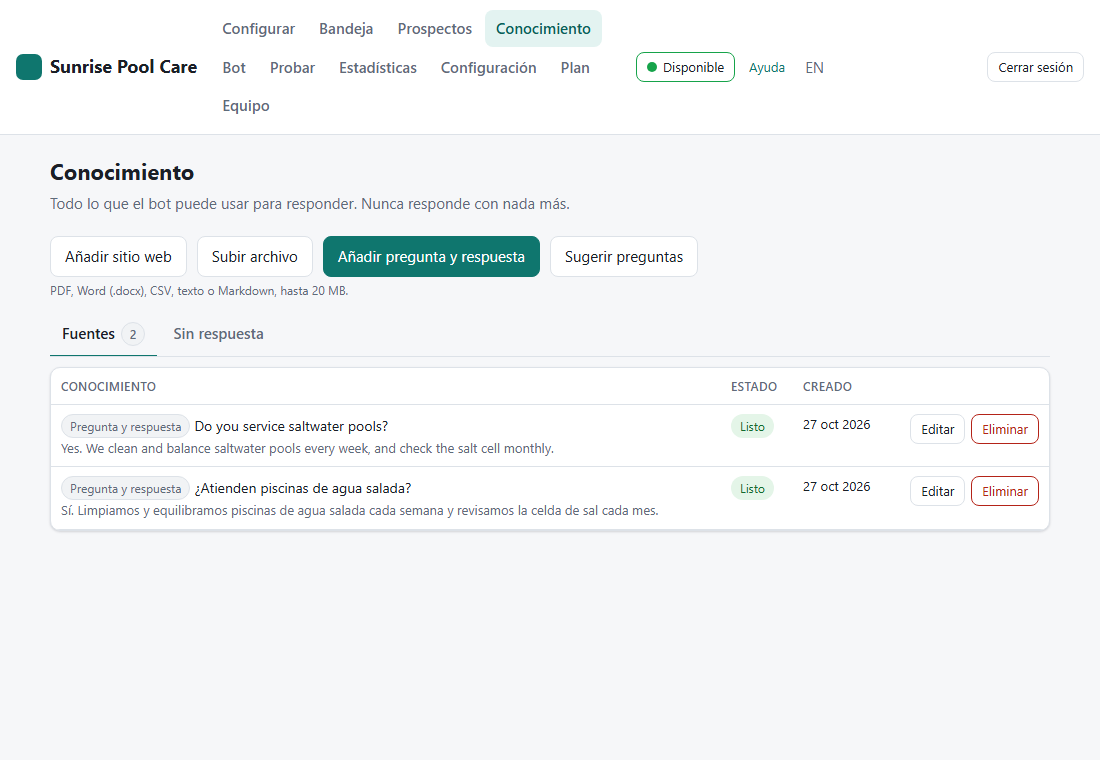Página Conocimiento con Añadir sitio web, Subir archivo, Añadir pregunta y respuesta, Sugerir preguntas y dos preguntas y respuestas listas